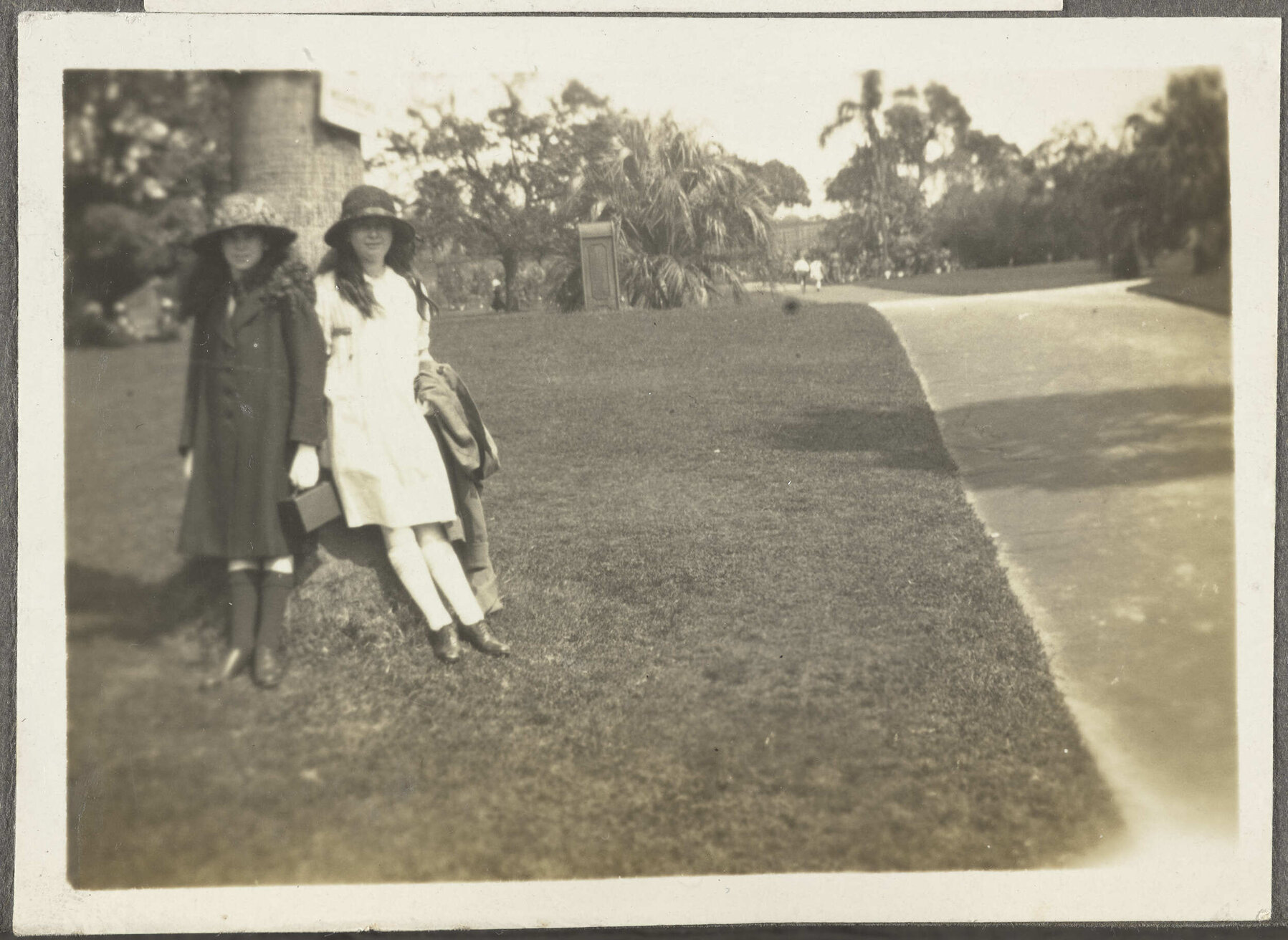 Lesley Brasch [?] and unidentified girl