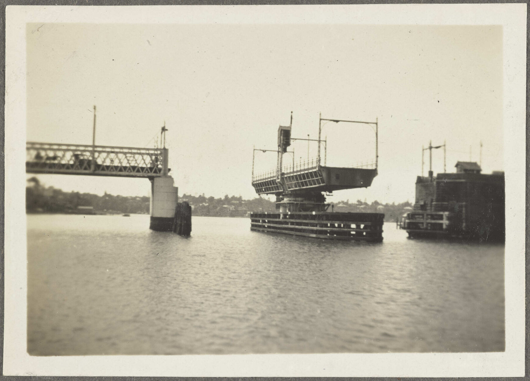 Swing span bridge