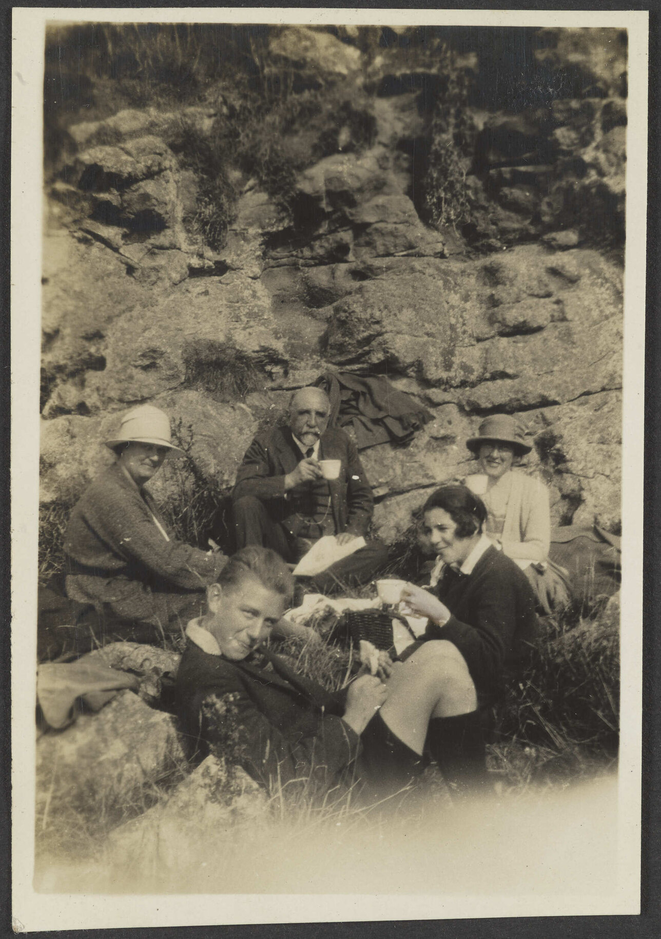 Willi Fels, Lesley Brasch, an unidentified boy and two unidentified women having a picnic