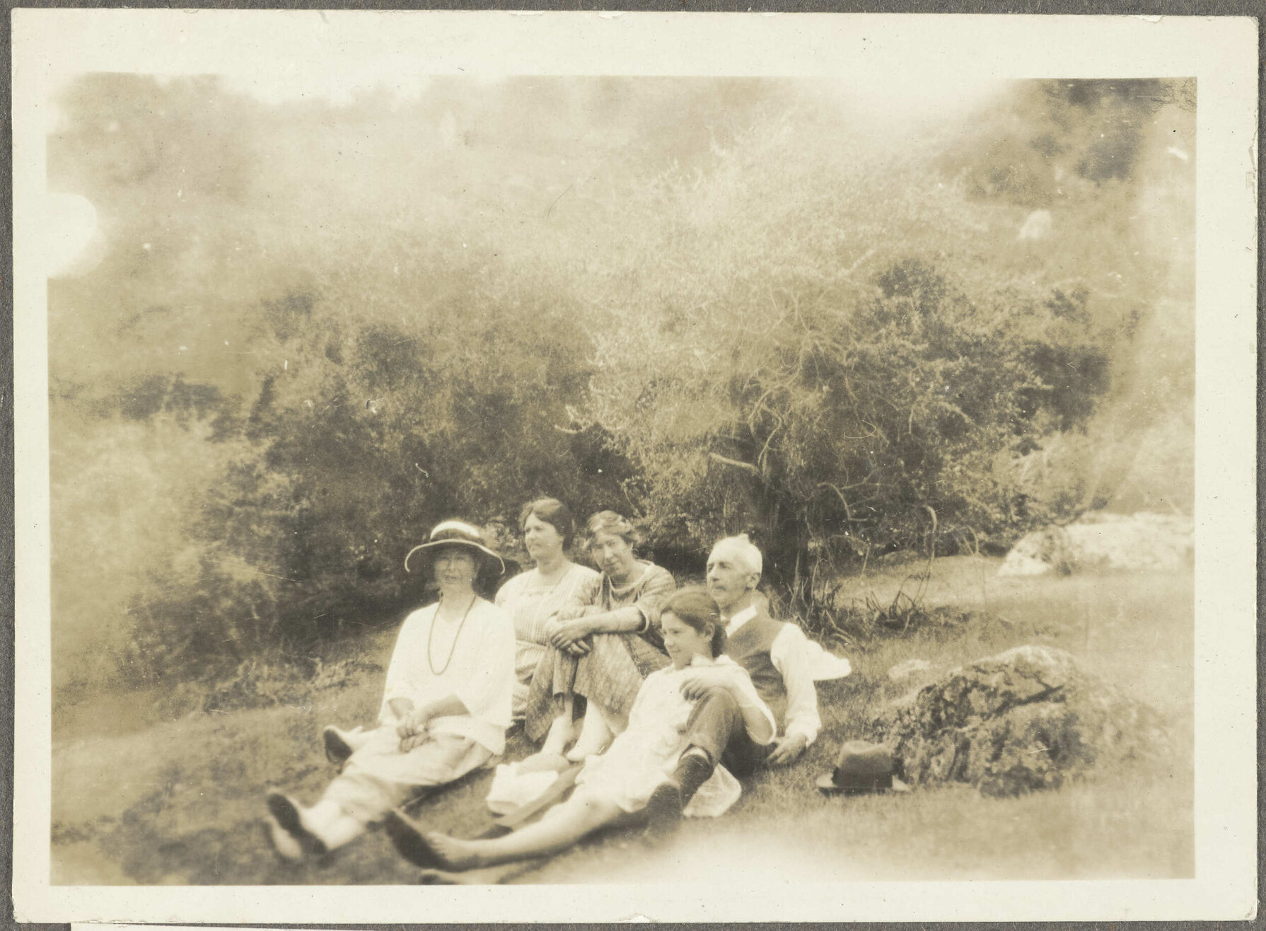 Henry and Lesley Brasch, Jane McCartney and two unidentified women sitting on grass