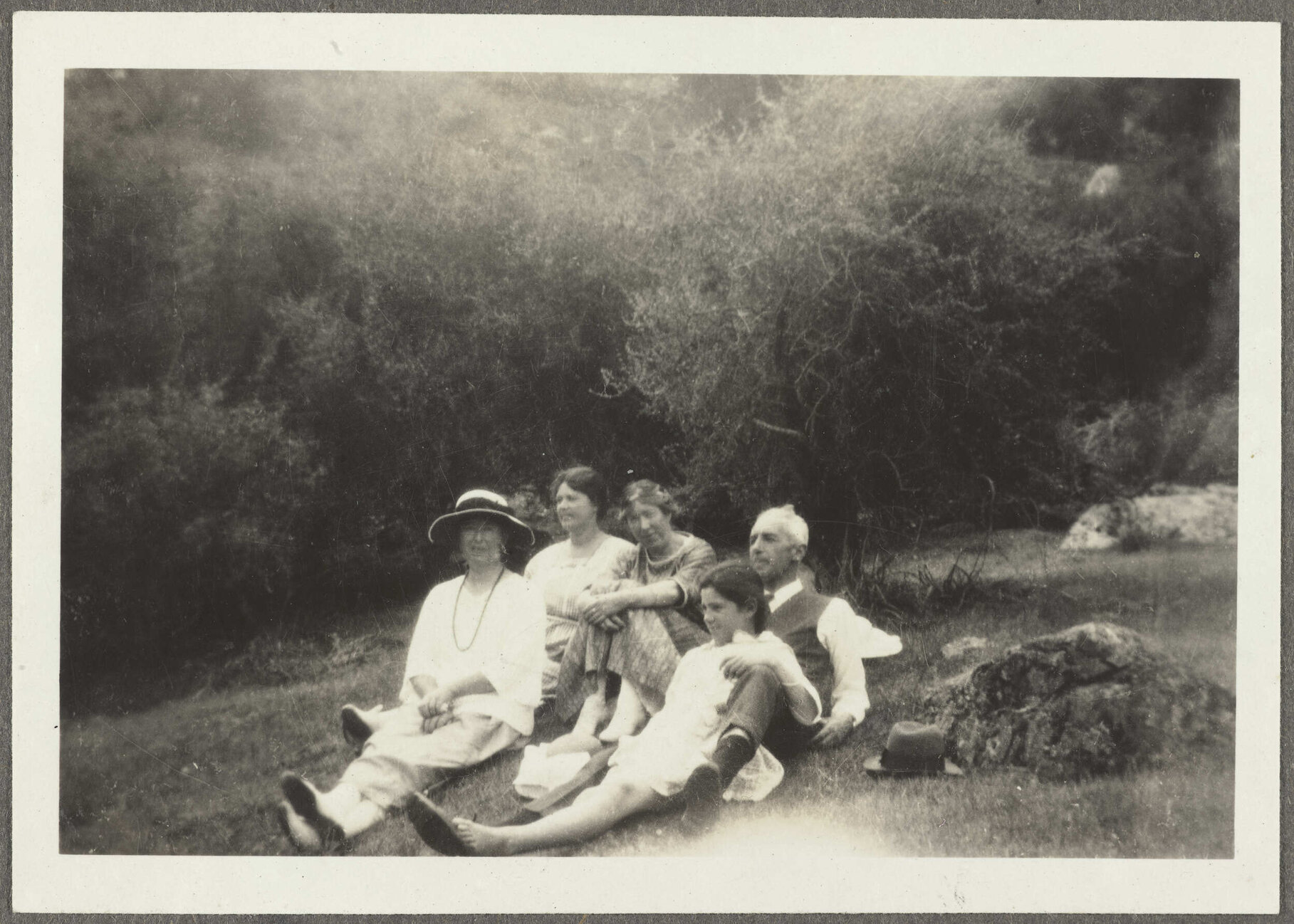 Henry and Lesley Brasch, Jane McCartney and two unidentified women sitting on grass