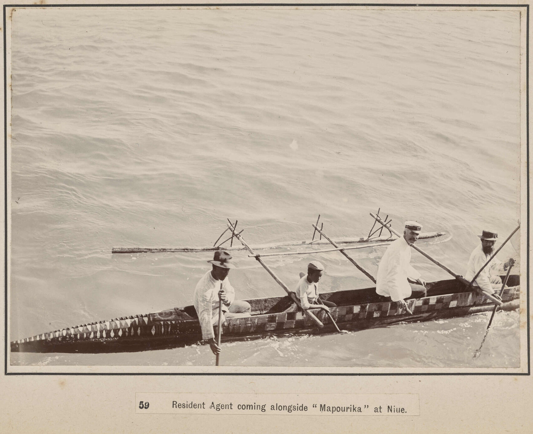 Resident Agent coming alongside 'Mapourika' at Niue