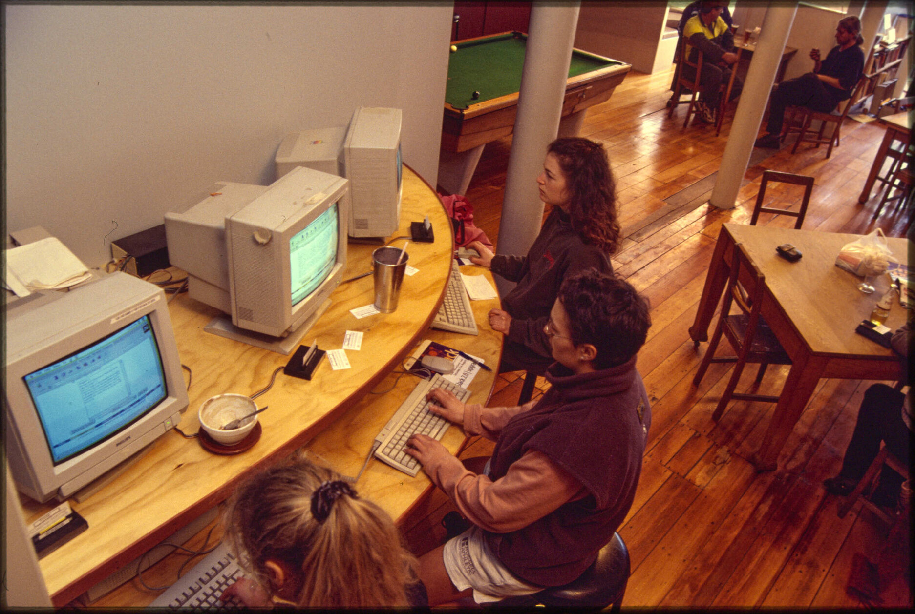 Internet facility in caf&eacute;