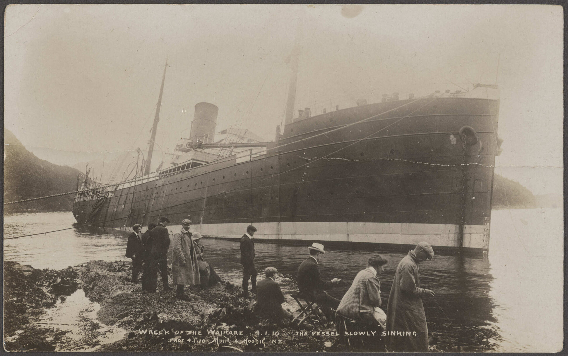 Wreck of the "Waikare": The vessel slowly sinking