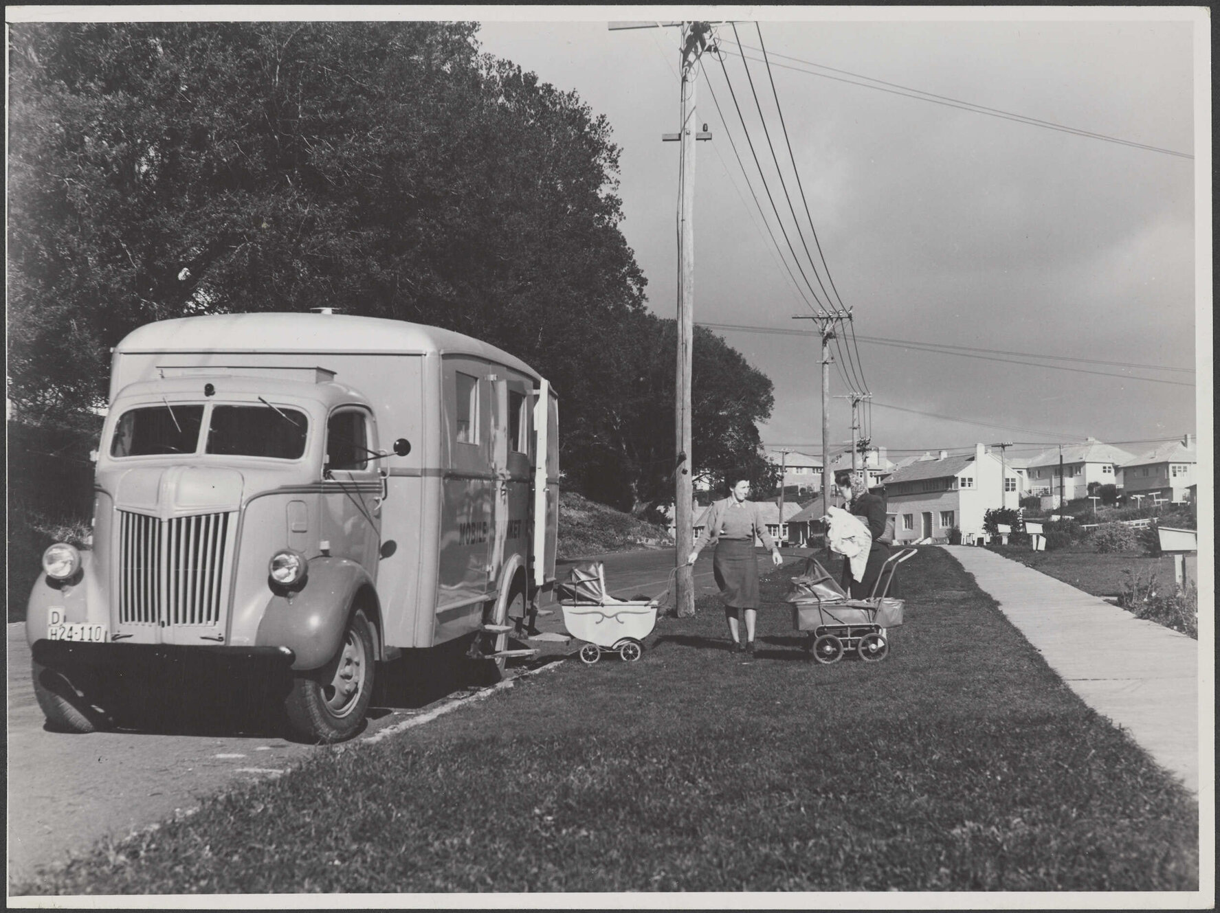 Mothers attending a mobile unit visit
