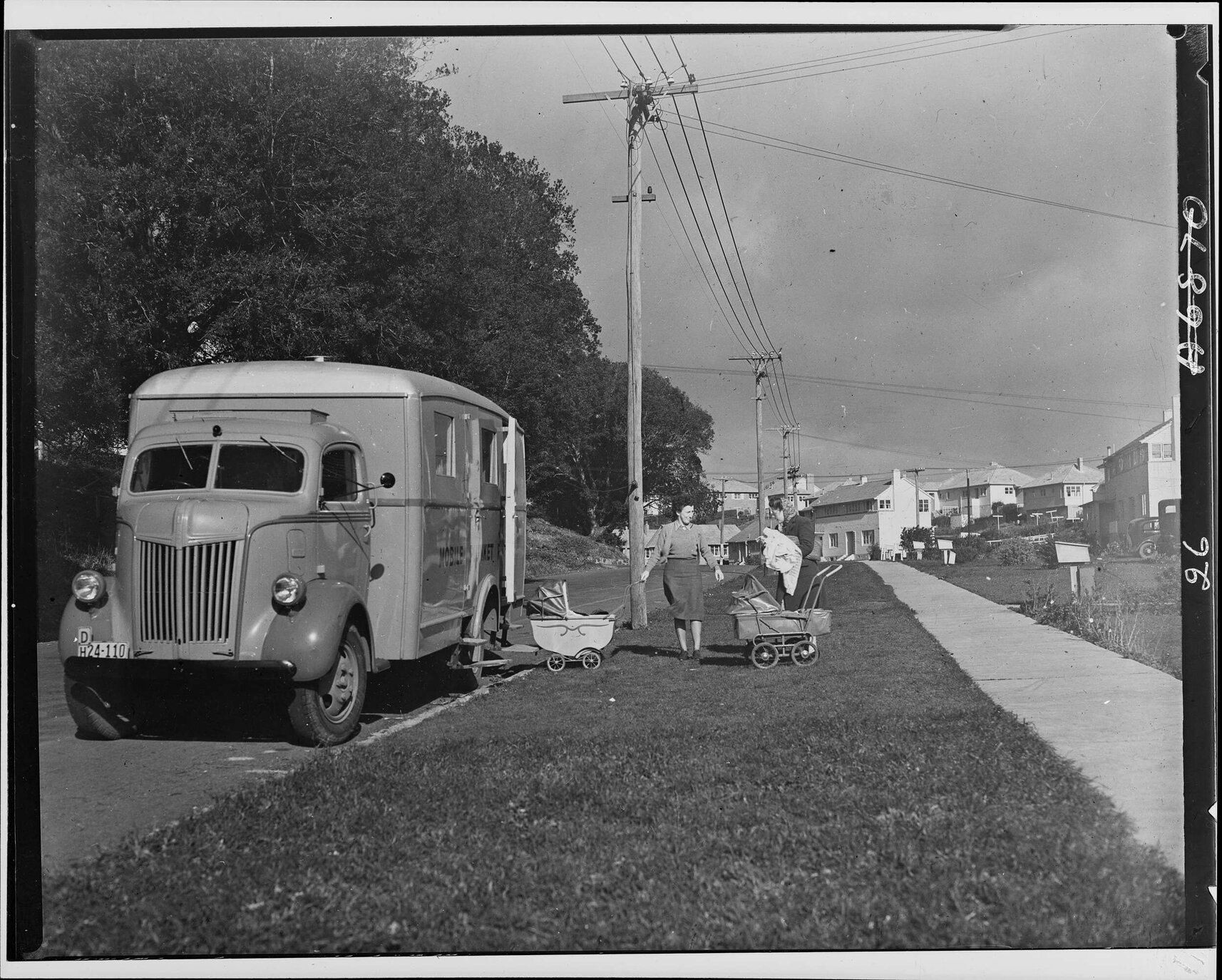 Mothers attending a mobile unit visit