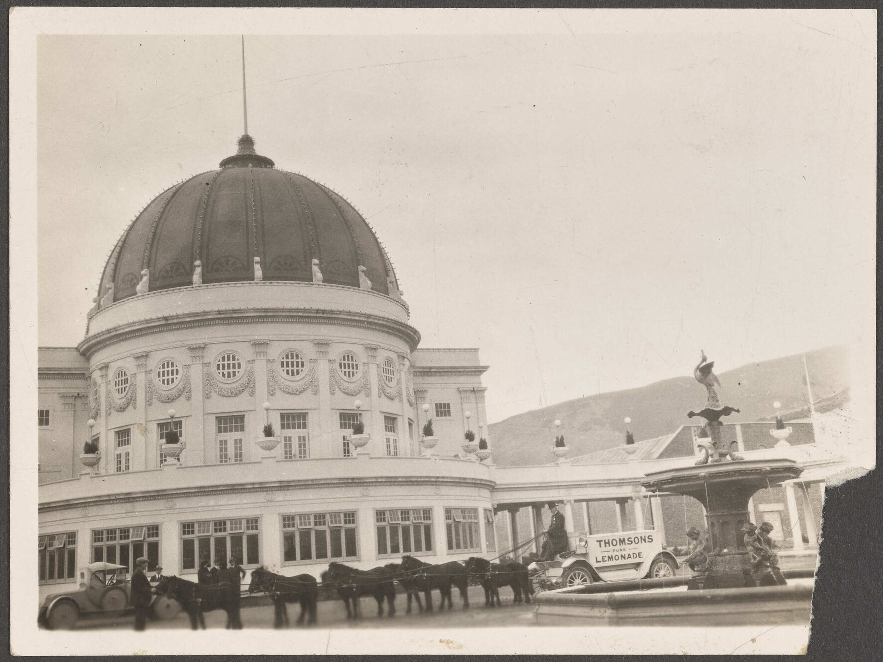 Thomsons pony-drawn wagon outside the New Zealand and South Seas Exhibition Festival Hall