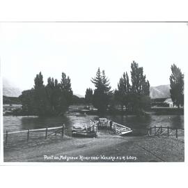 Punt on Molyneux  River