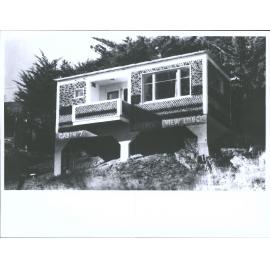 House built entirely of bottles, MotorCamp, Wakatipu