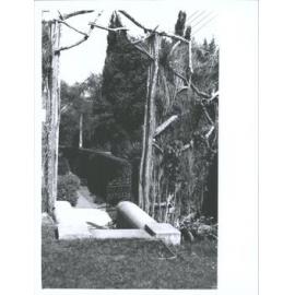 Garden Olveston, cat. backsteps