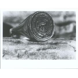 Family signet ring showing & motto, Pete Vallum