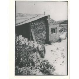 Mapua Dec 1941 Graham  (Joe) 4 1/2 yrs. Wall with cow dung