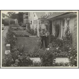 Dunedin Horticultural Society competition judges in the garden of Terry Smith, 53 Garfield Avenue, Roslyn