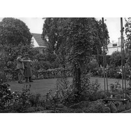 Competition judges in J.N. Murdoch's ornamental garden, Falkland Street, Maori Hill