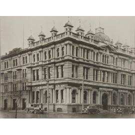 Three storey buildings on the corner of Water and Cumberland streets