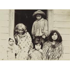 Unidentified group [includes Erihapeti Kihipane]