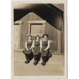 Three girls at Te Wai Pounamu College