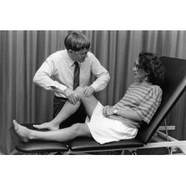 Knee examination technique