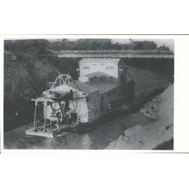 Cromwell's "Molyneux" aka "Molyneux Electric" under Bannockburn Bridge