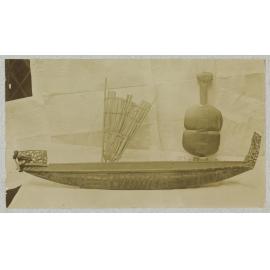 Model canoe and kotiake