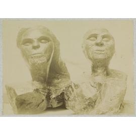 Sculpture of a Māori man and woman showing moko