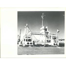 LADY SOPHIE Discharging heavy lift cago for smelter at Tiwai Point