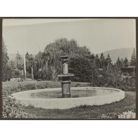 Fountain and fishpond, Knottingly Park