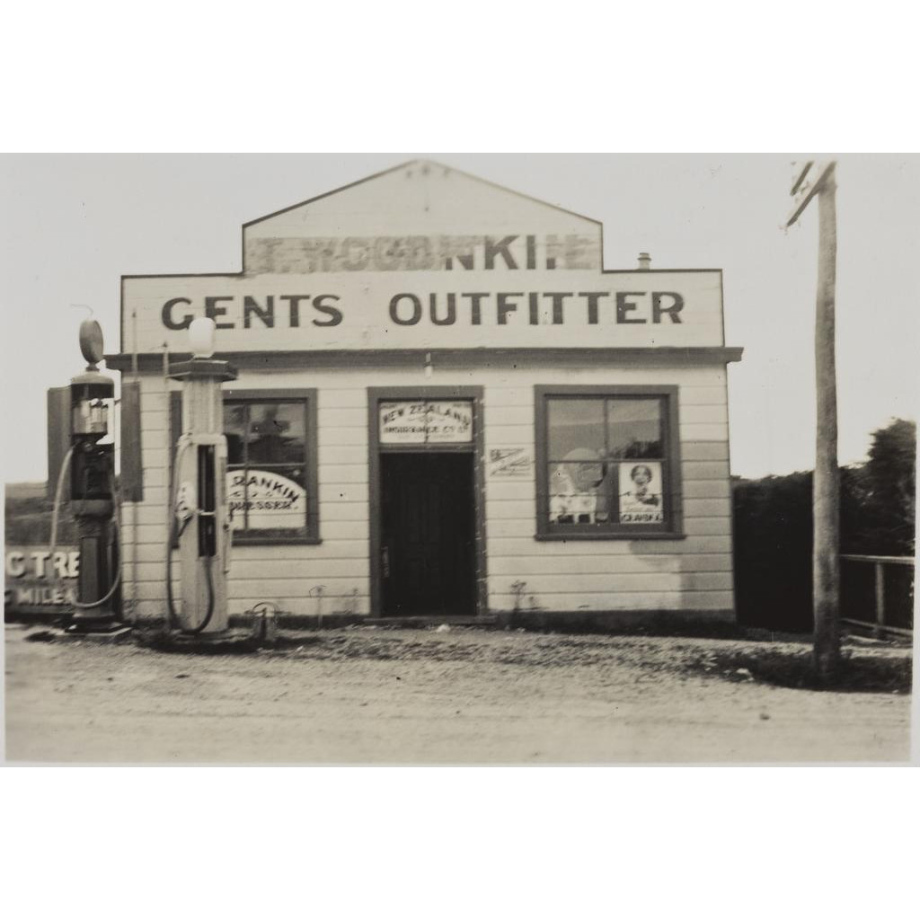 Photograph album of Ross and Glendining Southland customers - P2008-094