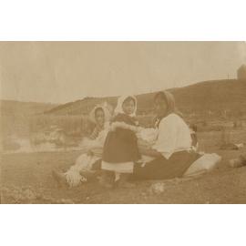 Māori women and child