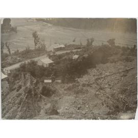 Sluicing pipes and settlement