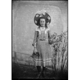 Teenage girl with hat and gloves