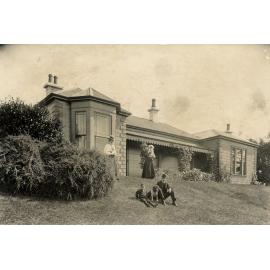 Family group in front of Sheen House, Roslyn, Dunedin