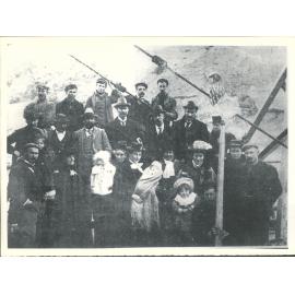 Erecting the cock on the Ranfurly dredge