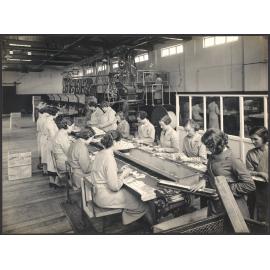 Feeding Filled Match Boxes to Conveying Belt for Packing