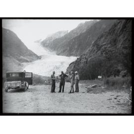 Edgar Williams and locals, Franz Joseph [Franz Josef]