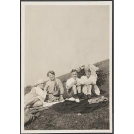 Group having a picnic, Grünthal Hochbrücke