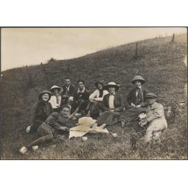 'Bruce Todd, Mary de Beer, Elespie Todd, Roland Todd, Bendix de Beer, Emily Fels, Dora de Beer, Emily de Beer'