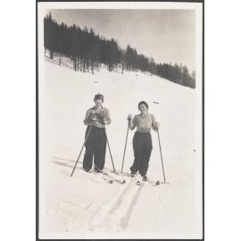 Two women skiing at Splugen