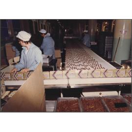Finger Biscuits. General view of automatic loading.