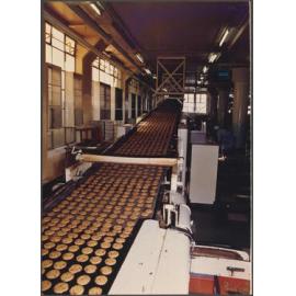Chippie biscuits leaving oven on cooling belt