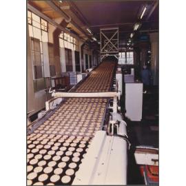 Chippie biscuits leaving oven on cooling belt