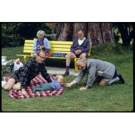 Hanan and Walsh family picnic at Queenstown Gardens