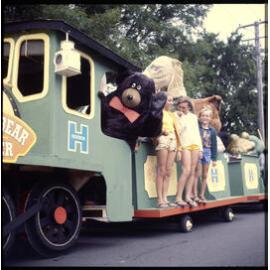 'Cookie Bear Flyer' float at the Oval, Dunedin