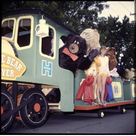 'Cookie Bear Flyer' float at the Oval, Dunedin