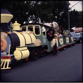 'Cookie Bear Flyer' float at the Oval, Dunedin
