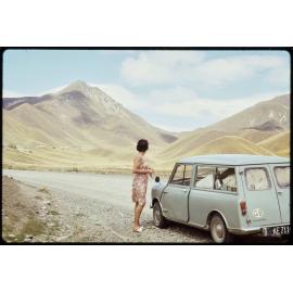 Danseys Pass, Elizabeth Hanan standing next to Mini