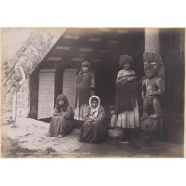 Wharepuni at Parekino, Wanganui River