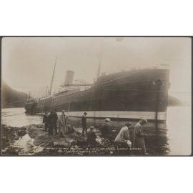 Wreck of the "Waikare": The vessel slowly sinking