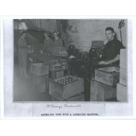 Labelling tins with a labelling machine