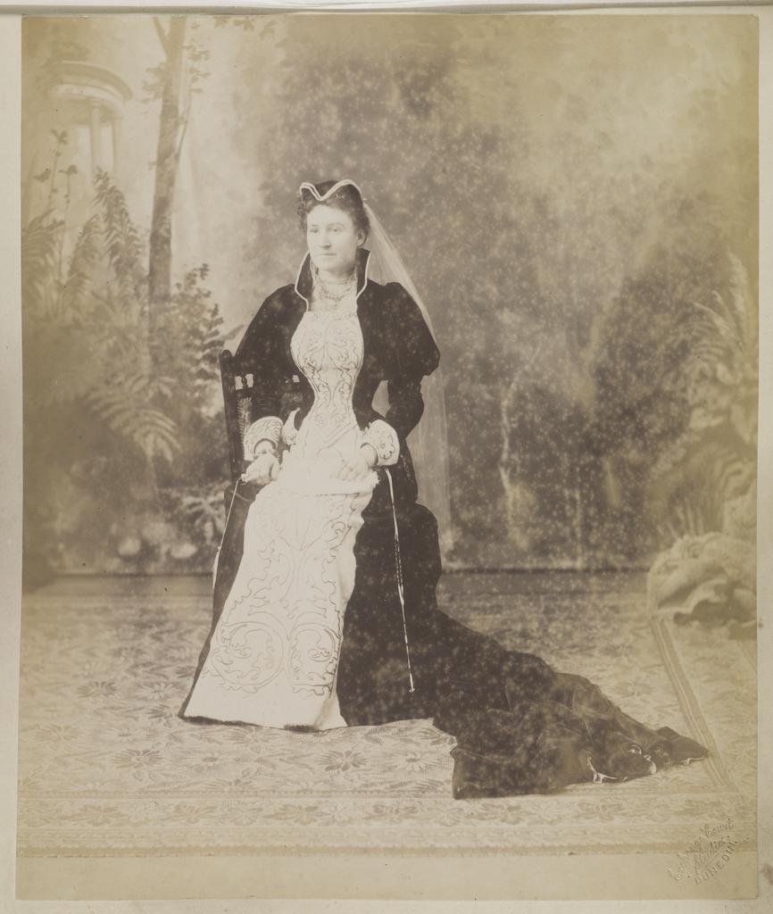 'Souvenir of the Scottish Carnival, Dunedin 1895' photograph album - P1990-015/44